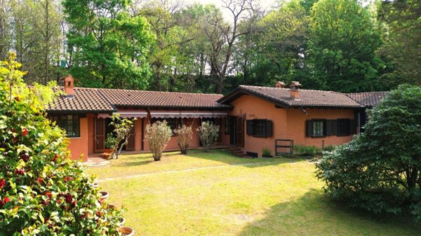 casa indipendente in vendita ad Oleggio Castello