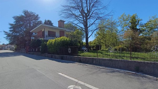 casa indipendente in vendita ad Oleggio Castello