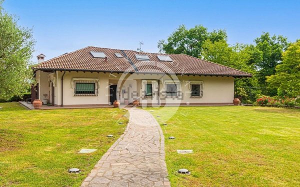 casa indipendente in vendita ad Oleggio Castello