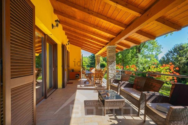 casa indipendente in vendita ad Oleggio Castello in zona Campora