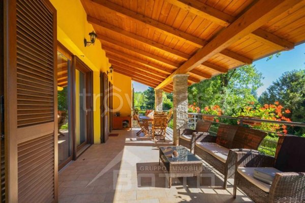 casa indipendente in vendita ad Oleggio Castello in zona Campora