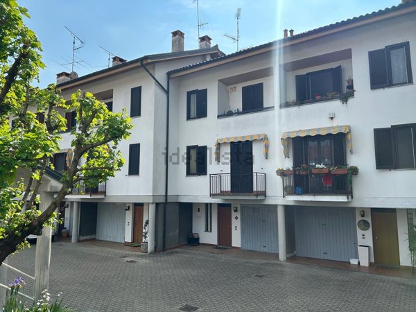 casa indipendente in vendita ad Oleggio Castello in zona Campora