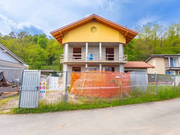 casa indipendente in vendita ad Oleggio Castello in zona La Valle