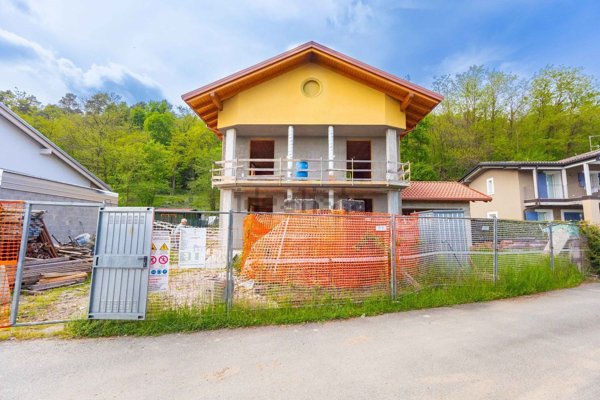 casa indipendente in vendita ad Oleggio Castello in zona La Valle