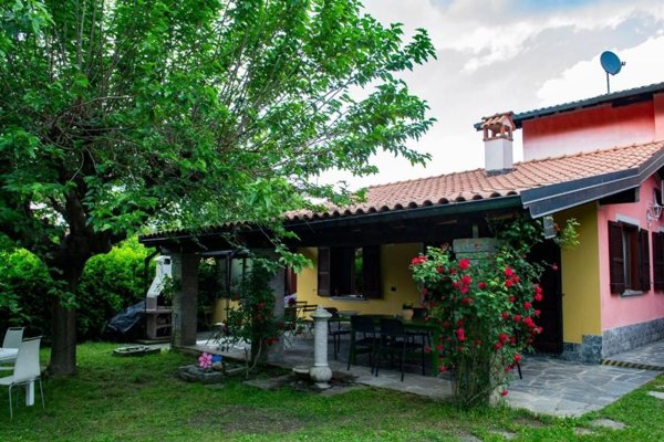 casa indipendente in vendita ad Oleggio Castello in zona Campora