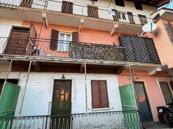 appartamento in vendita ad Oleggio Castello in zona Campora