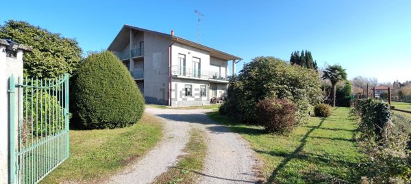 casa indipendente in vendita ad Oleggio Castello in zona Campora