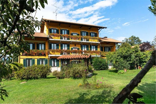 villa in vendita ad Oleggio Castello in zona Campora