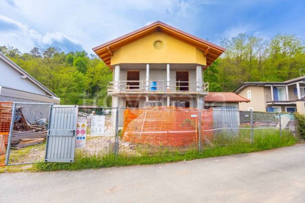 casa indipendente in vendita ad Oleggio Castello in zona Campora