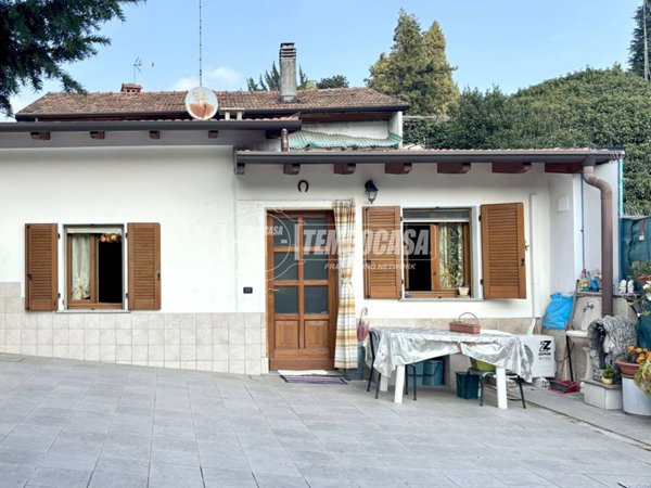 casa indipendente in vendita ad Oleggio Castello in zona Campora
