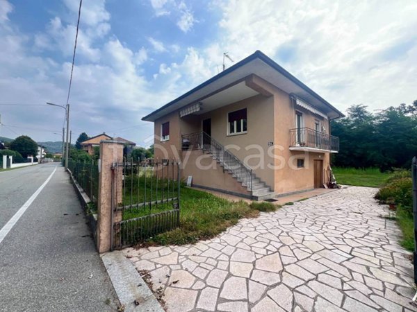 casa indipendente in vendita ad Oleggio Castello in zona Campora