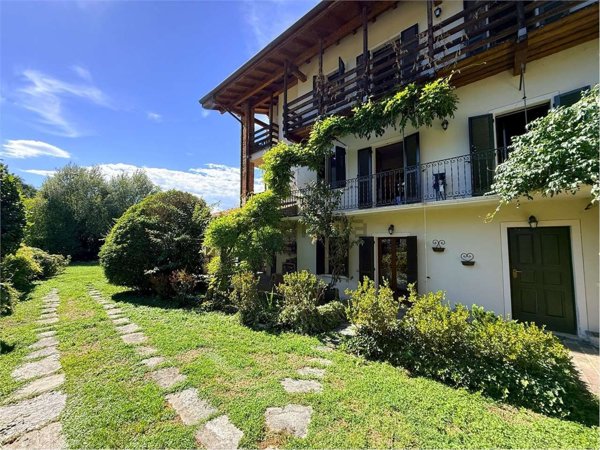 casa indipendente in vendita ad Oleggio Castello in zona Campora