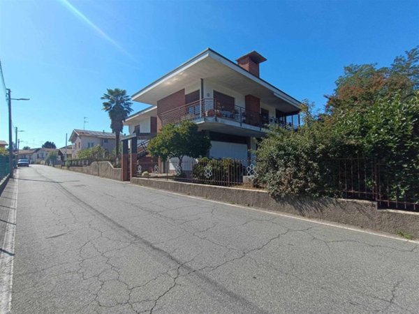 casa indipendente in vendita ad Oleggio Castello in zona Campora