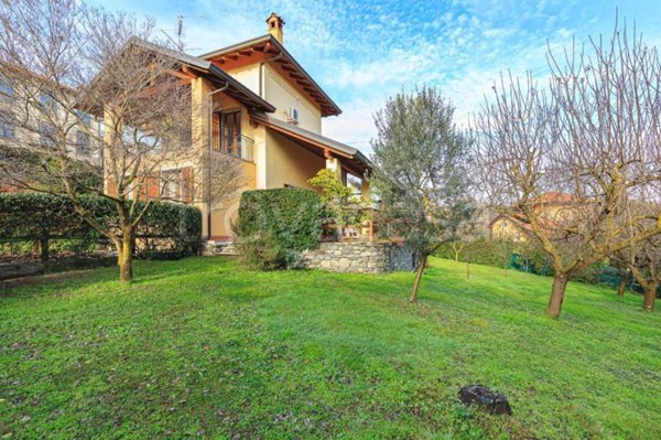 casa indipendente in vendita ad Oleggio Castello