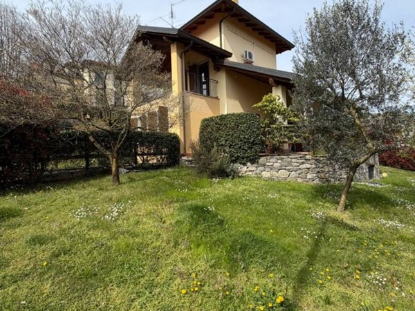 casa indipendente in vendita ad Oleggio Castello in zona Campora