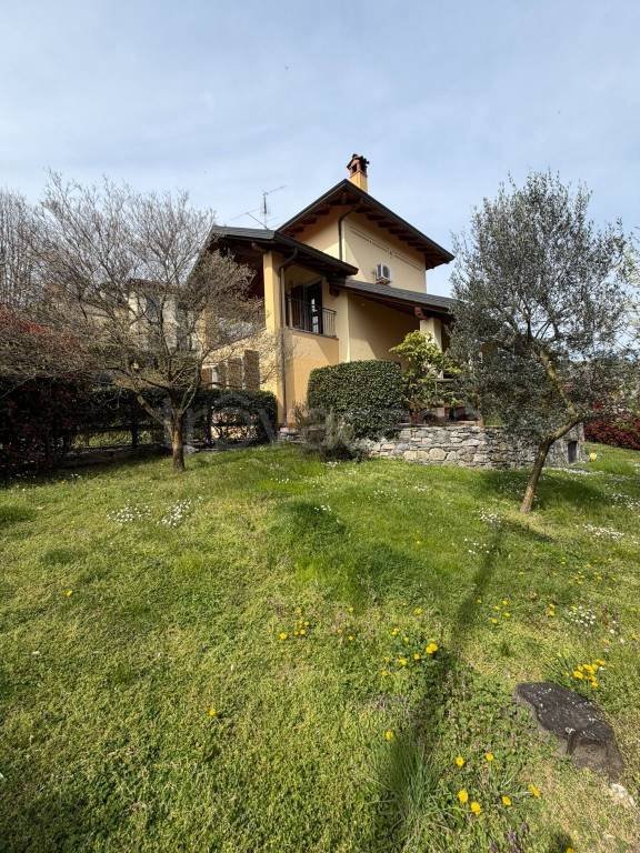 casa indipendente in vendita ad Oleggio Castello in zona Campora