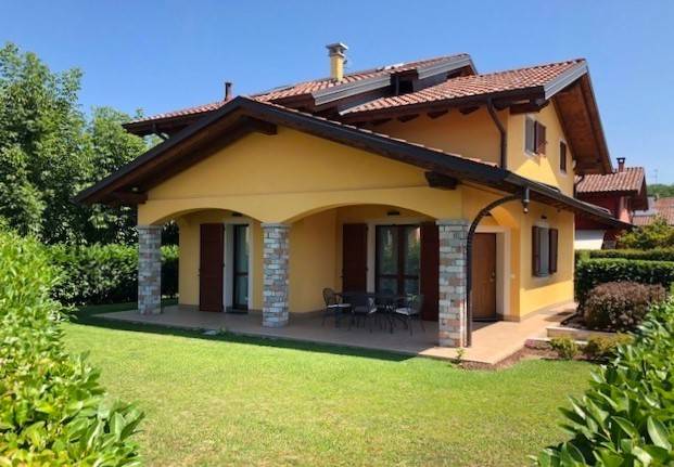 casa indipendente in vendita ad Oleggio Castello in zona Campora