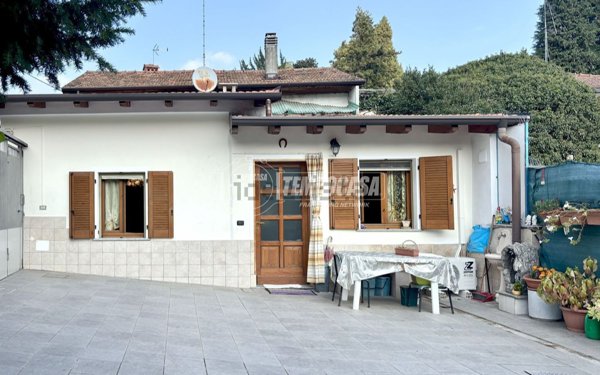 casa indipendente in vendita ad Oleggio Castello in zona Campora