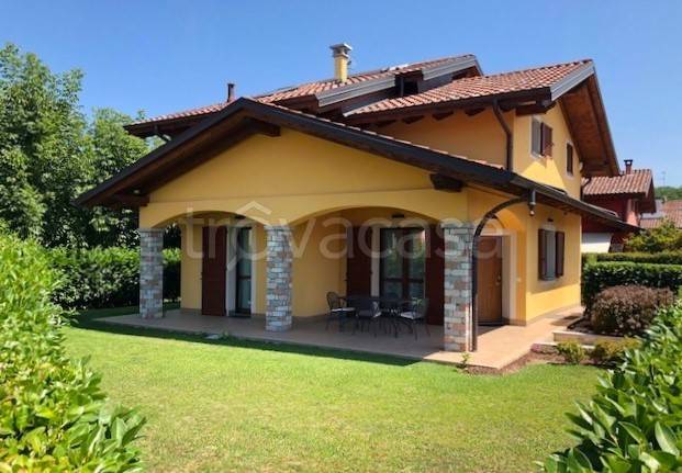 casa indipendente in vendita ad Oleggio Castello in zona Ceserio
