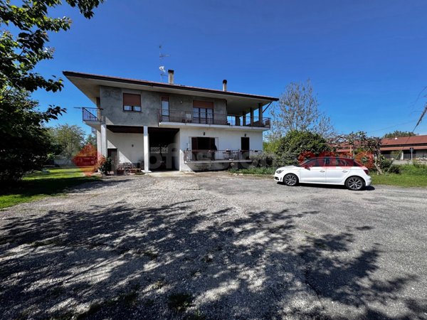 appartamento in vendita ad Oleggio Castello in zona Campora