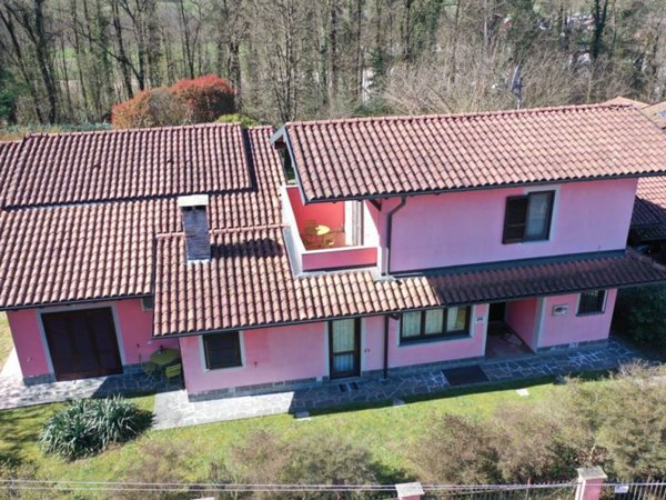 casa indipendente in vendita ad Oleggio Castello in zona Campora