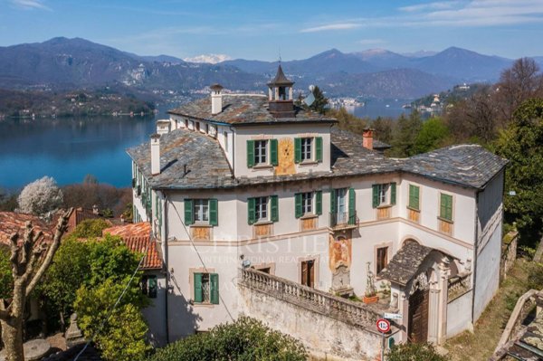 villa in vendita ad Orta San Giulio in zona Corconio
