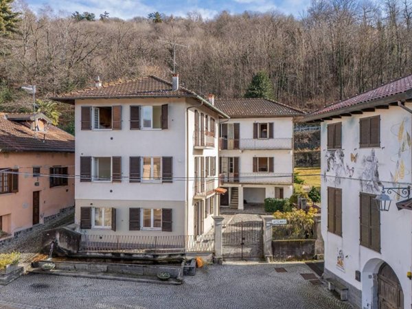 casa indipendente in vendita ad Orta San Giulio in zona Legro