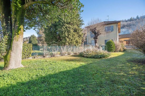 casa indipendente in vendita ad Orta San Giulio in zona Legro