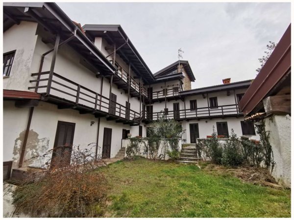 casa indipendente in vendita a Paruzzaro
