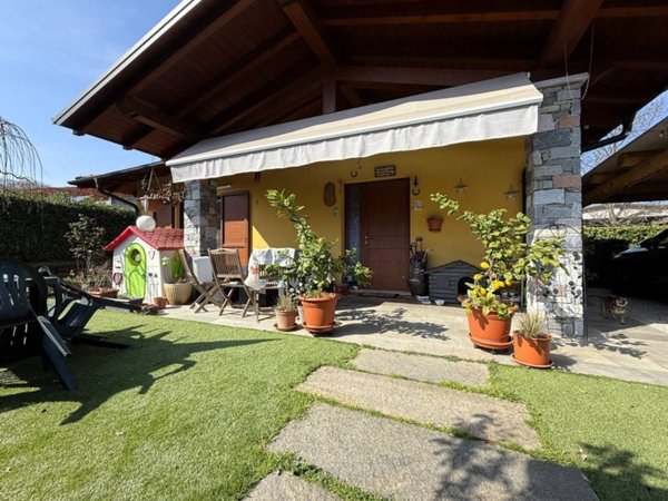 casa indipendente in vendita a Paruzzaro
