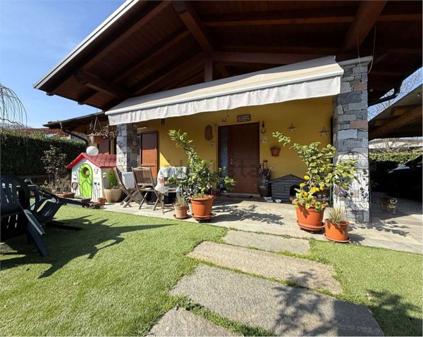 casa indipendente in vendita a Paruzzaro