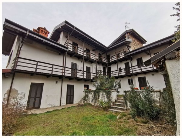 casa indipendente in vendita a Paruzzaro