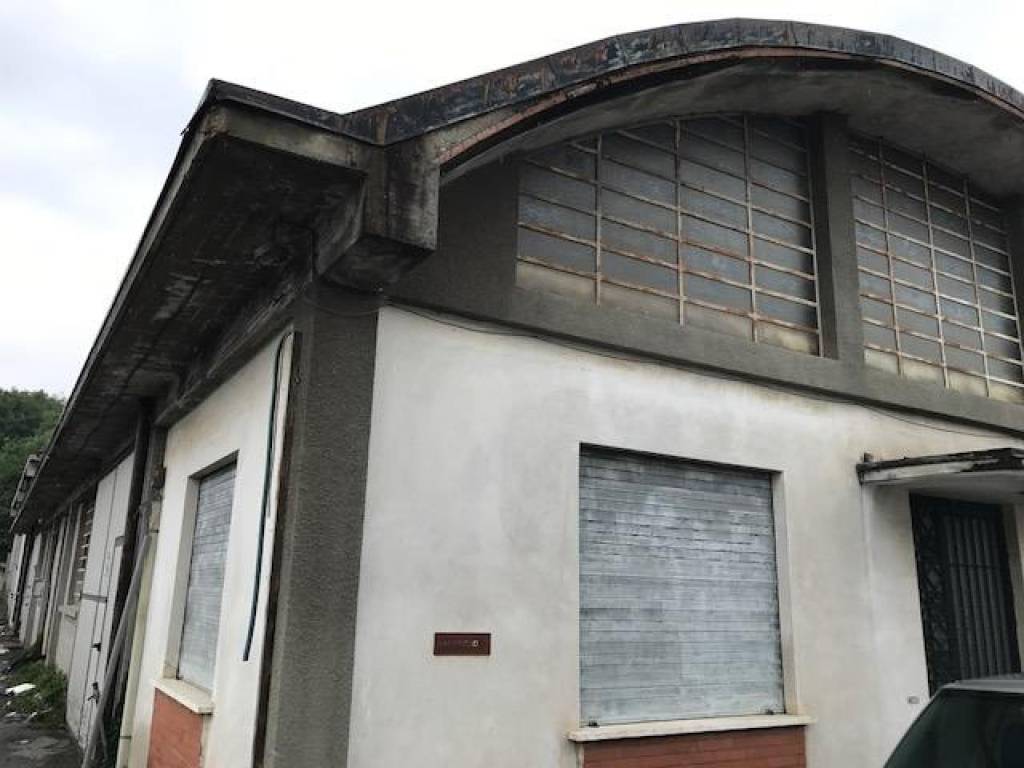 locale commerciale in vendita a Paruzzaro