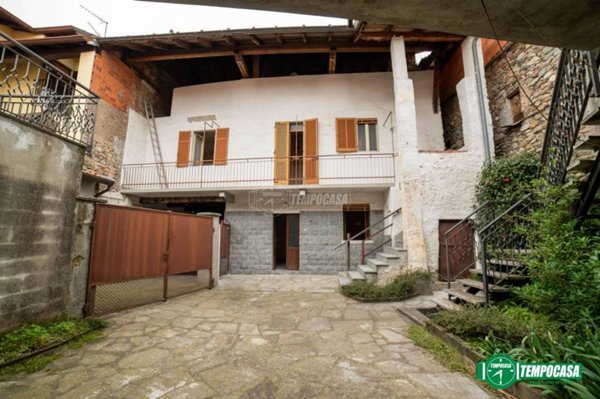 casa indipendente in vendita a Paruzzaro