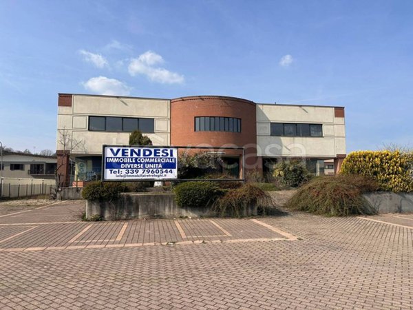 negozio in vendita a Paruzzaro