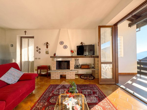 casa indipendente in vendita a Pettenasco in zona Pratolungo