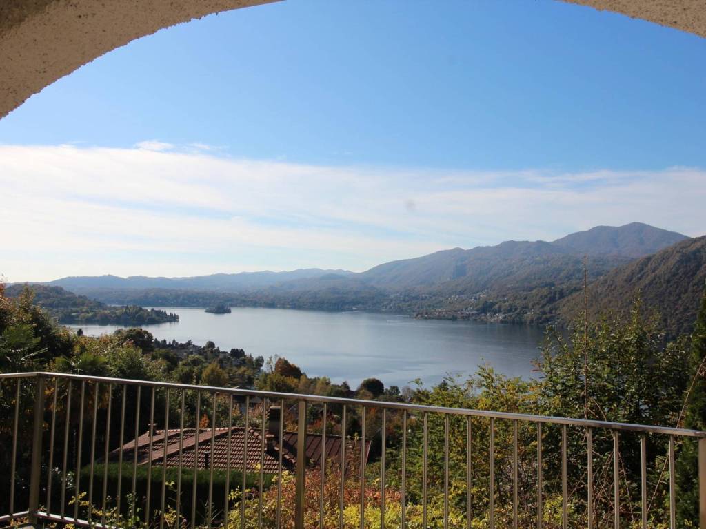 casa indipendente in vendita a Pettenasco in zona Crabbia