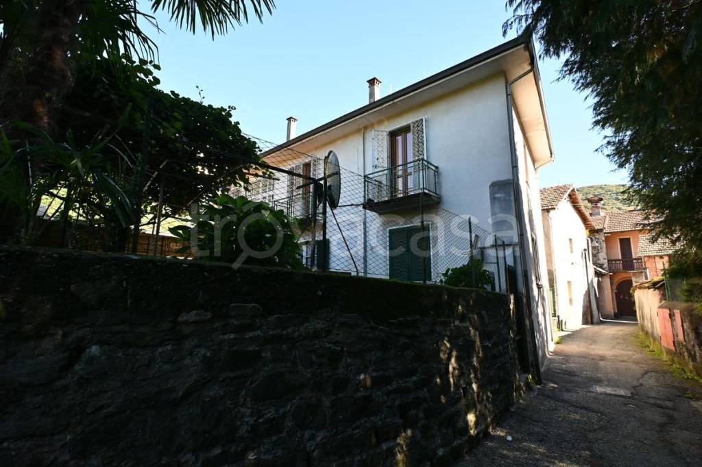 casa indipendente in vendita a Pettenasco
