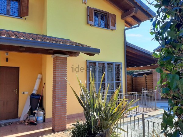 casa indipendente in vendita a Pombia
