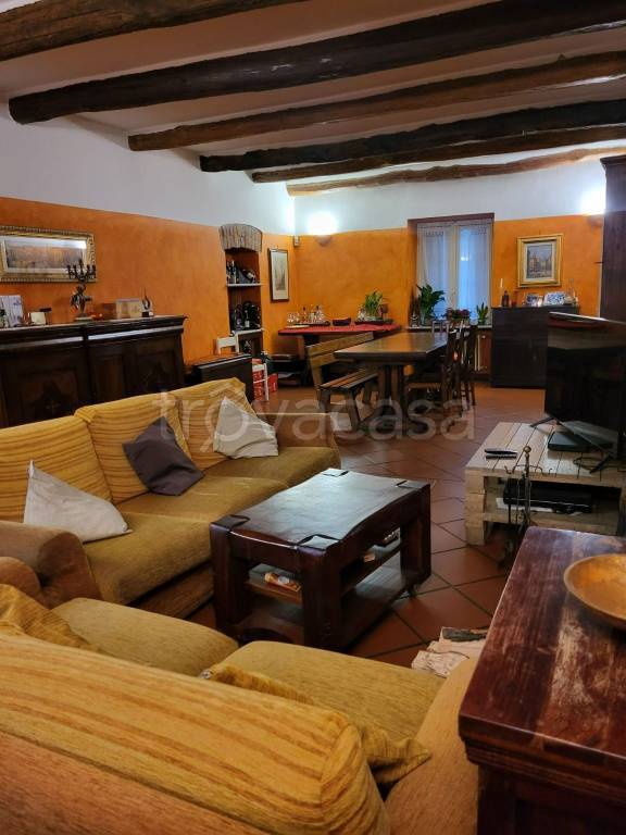 casa indipendente in vendita a Pombia