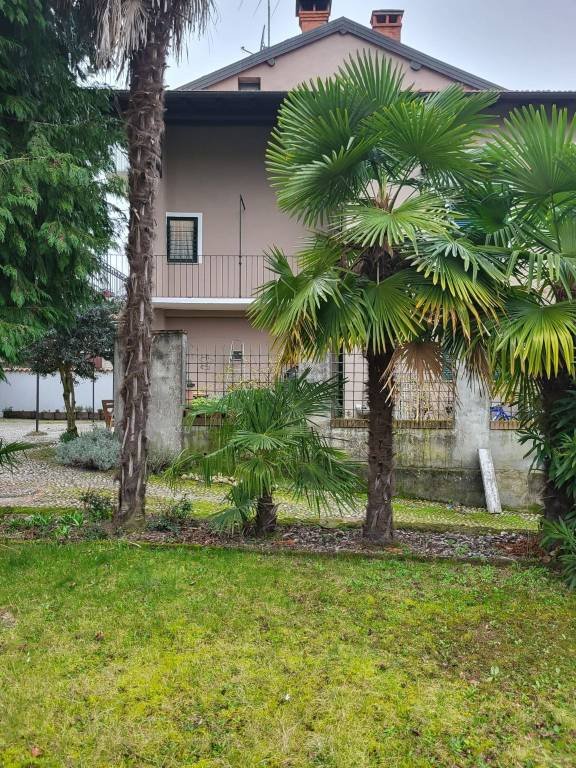 casa indipendente in vendita a Pombia