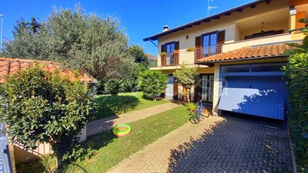 casa indipendente in vendita a Pombia