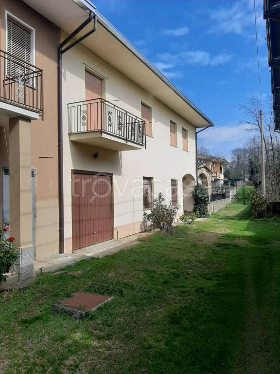 casa indipendente in vendita a Pombia