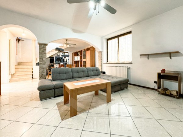 casa indipendente in vendita a Pombia