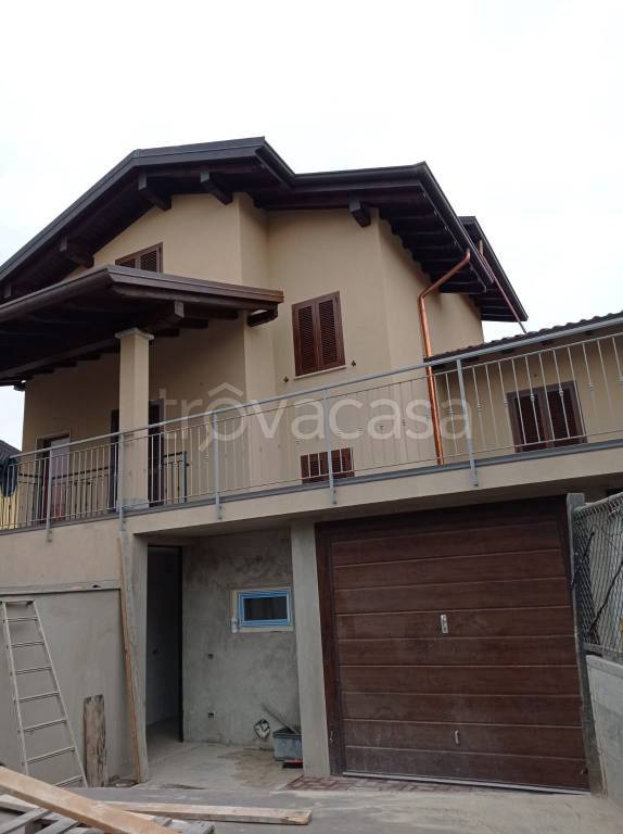 casa indipendente in vendita a Pombia