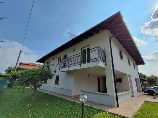 casa indipendente in vendita a Pombia