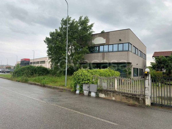 locale commerciale in vendita a Pombia