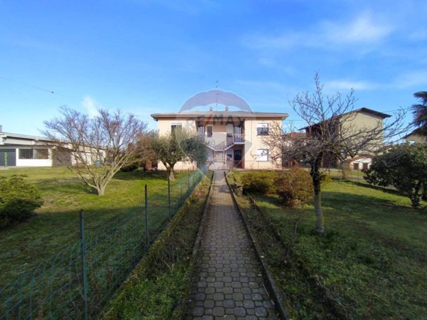 casa indipendente in vendita a Pombia