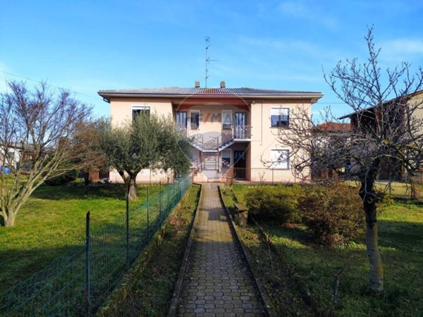 casa indipendente in vendita a Pombia