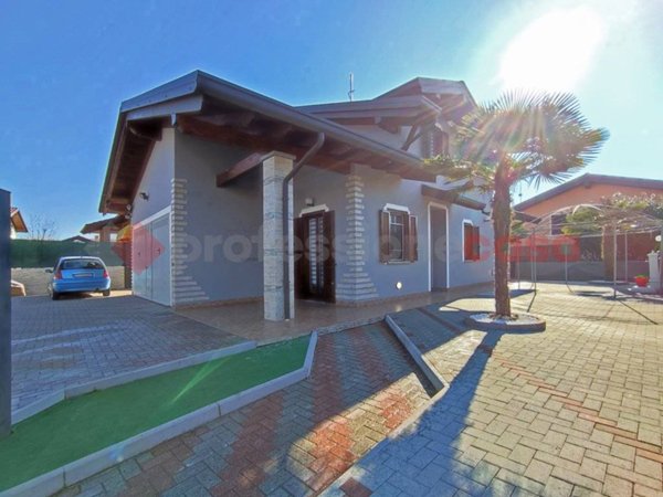 casa indipendente in vendita a Pombia
